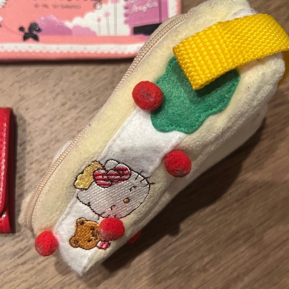 Cute bundle of 3 Hello Kitty pouches and key holder - Picture 2 of 3